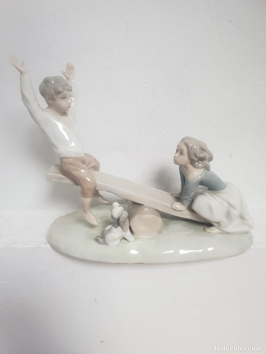 Antig&uuml;edades: Figura porcelana lladro columpio con ni&ntilde;os
