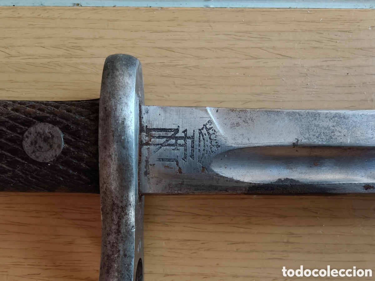 Antig&uuml;edades: machete-bayoneta espa&ntilde;ola Modelo 1913 para fusil M&aacute;user, la cual presenta una empu&ntilde;adura con cachas