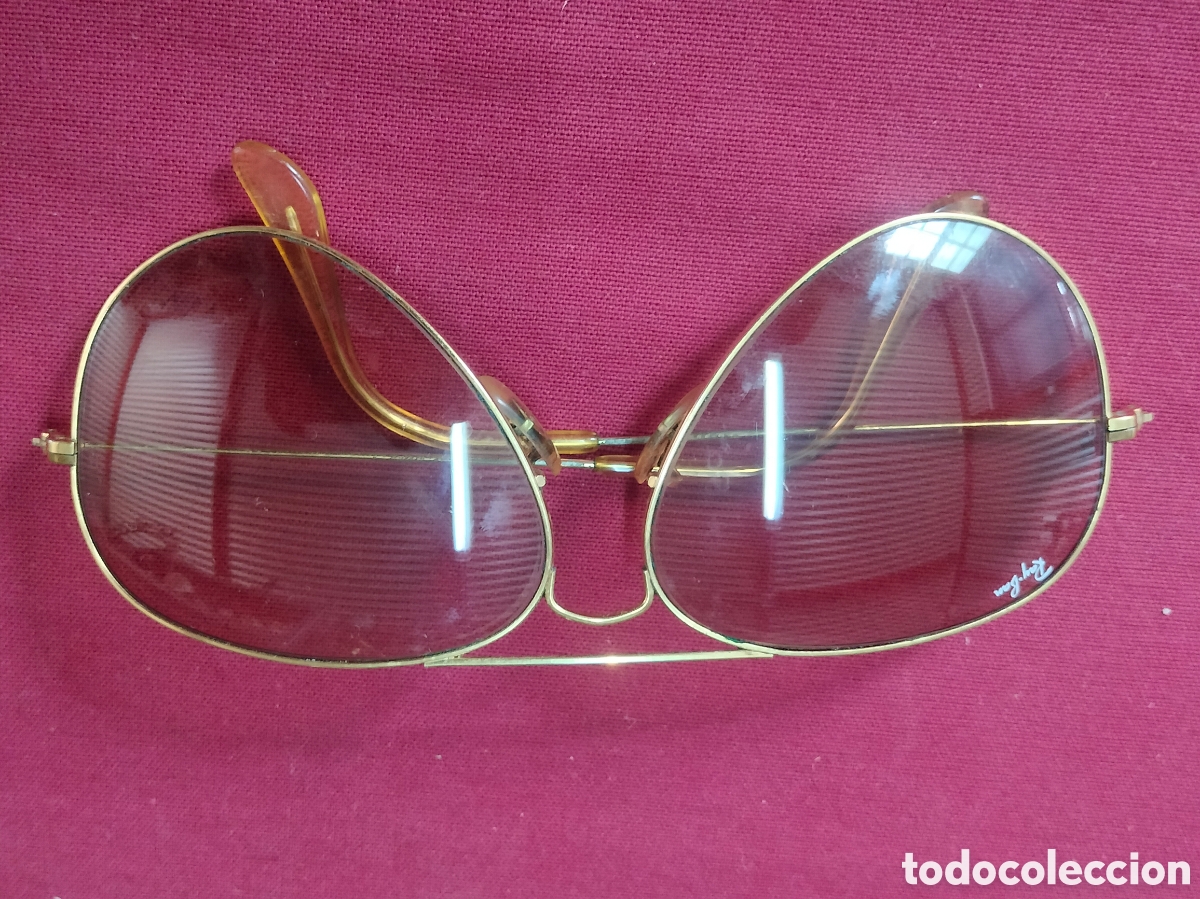 Antig&uuml;edades: gafas de sol estilo aviador vintage de Ray-Ban con una montura met&aacute;lica dorada y lentes degradadas.