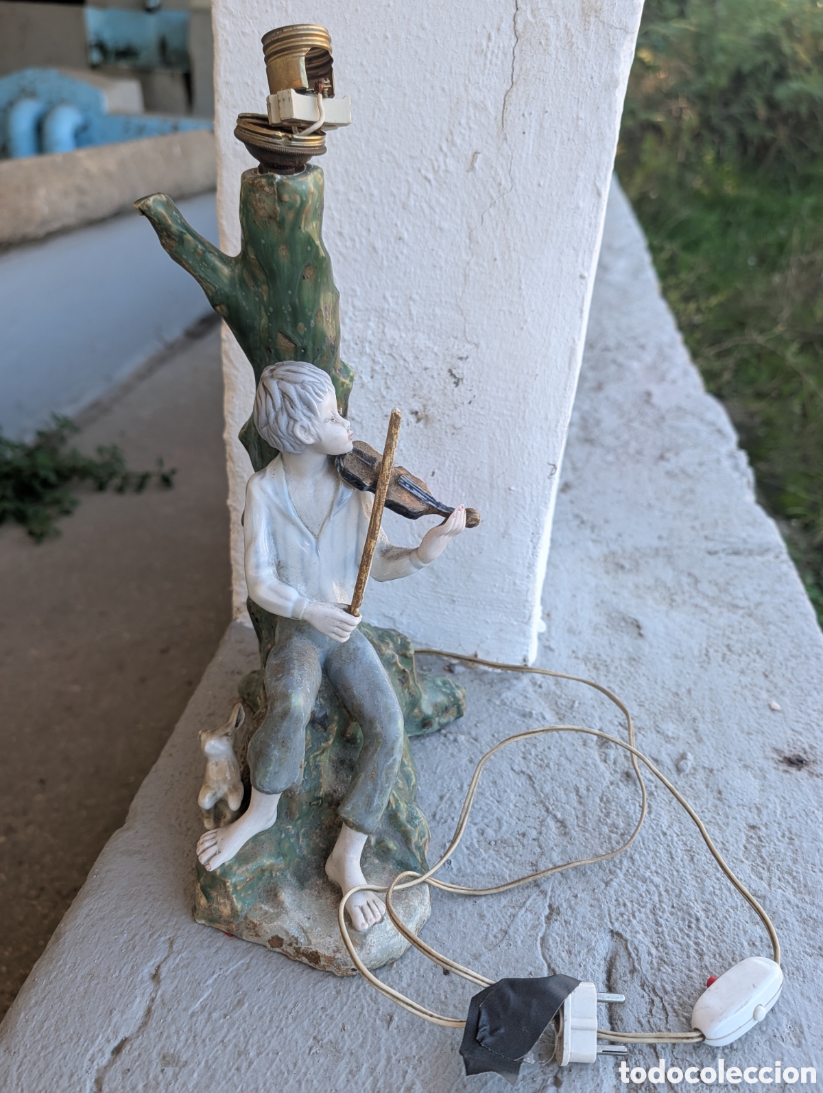 Antig&uuml;edades: Pie de L&aacute;mpara Vintage de Porcelana - Ni&ntilde;o Violinista y Perrito junto a un &Aacute;rbol