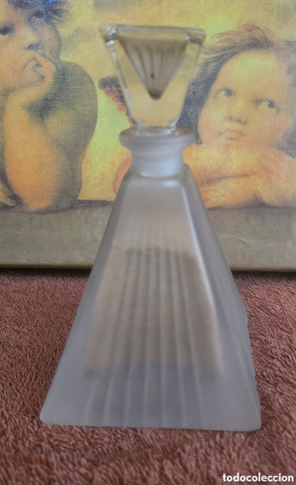 Antig&uuml;edades: Antiguo Frasco Perfumero de Cristal Alcorzado/At histerado Art D&eacute;co con Arena de Tierra Santa