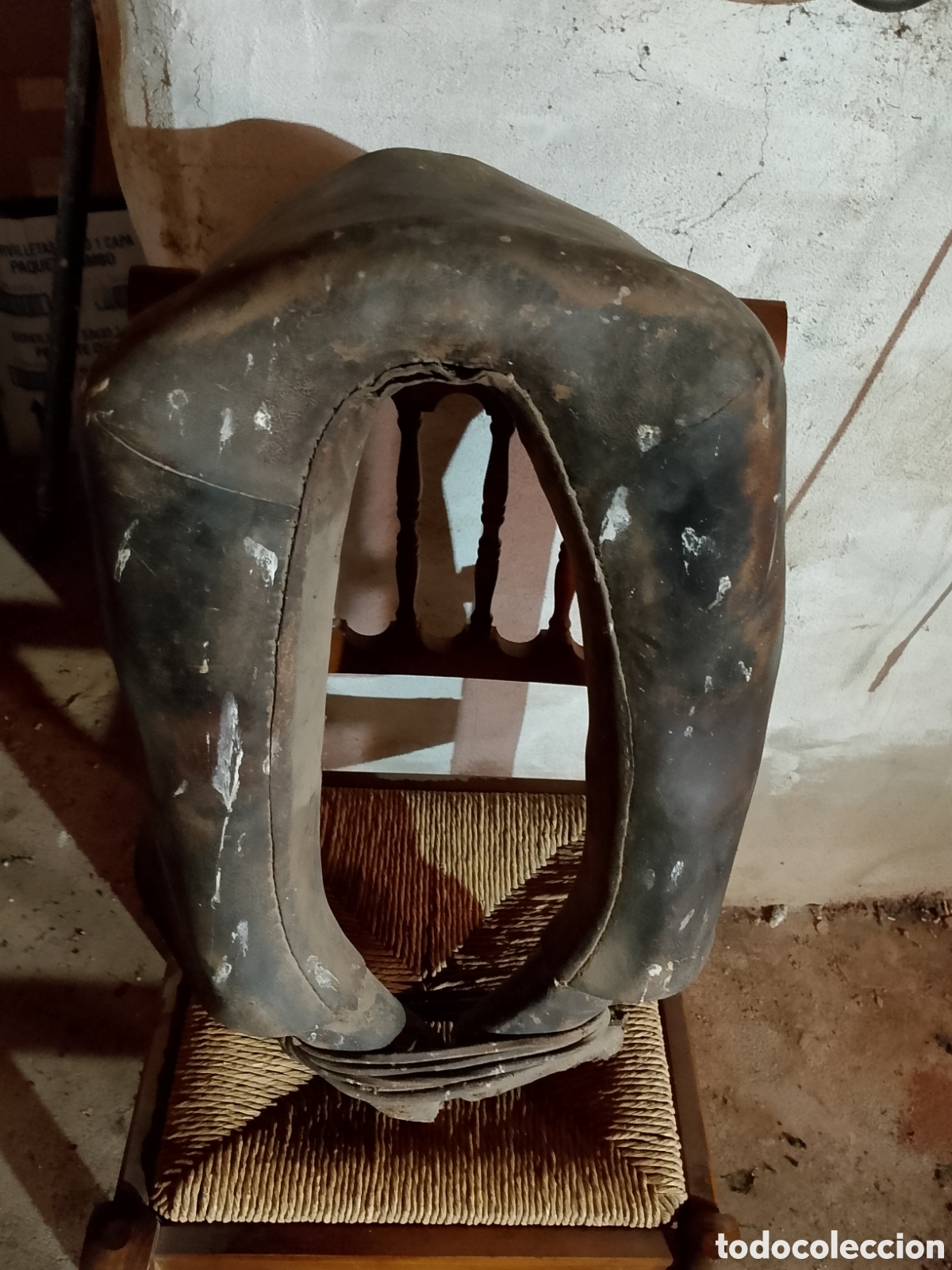 Antig&uuml;edades: Antigua collera de cuero para Mula