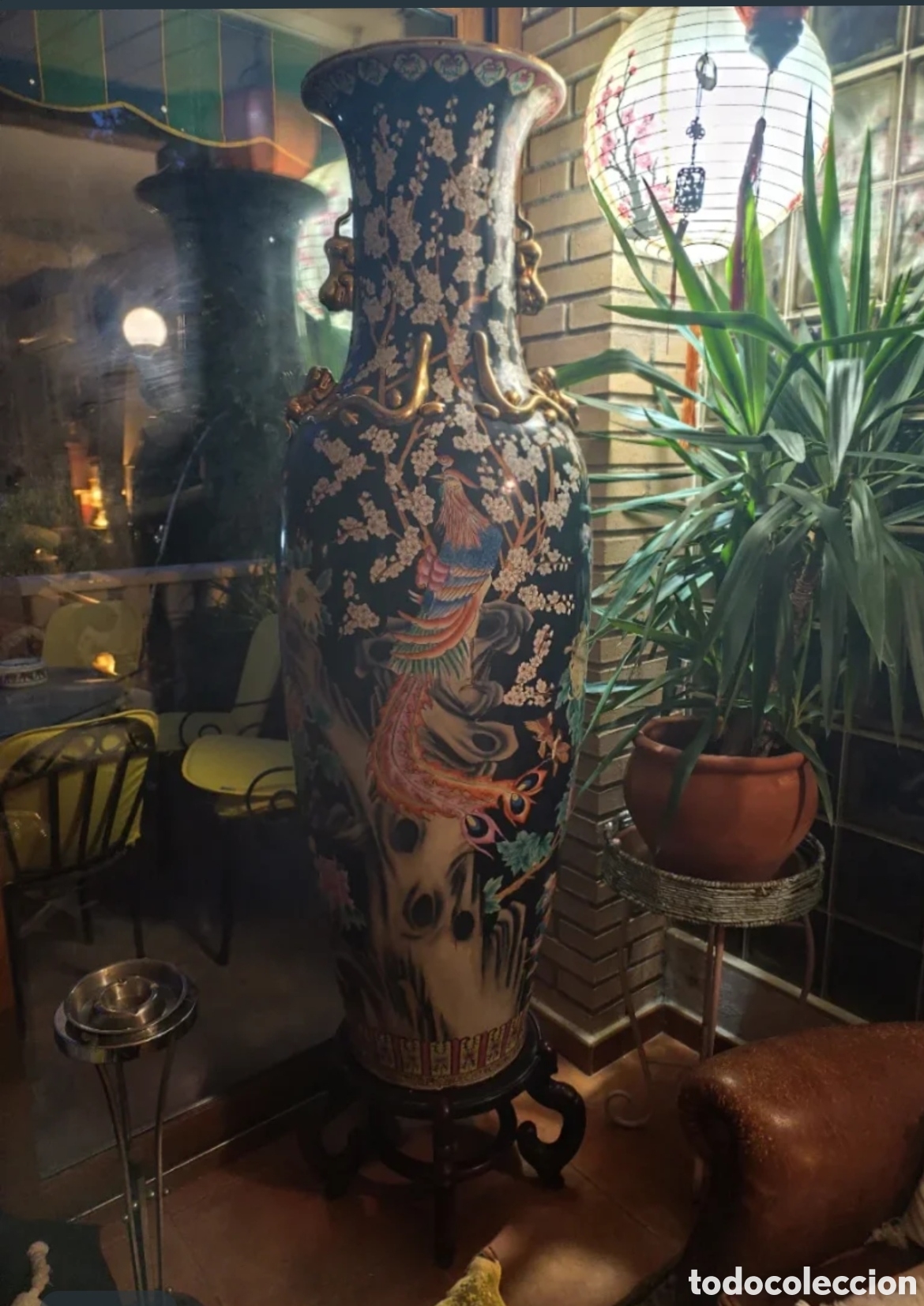 Antig&uuml;edades: Jarr&oacute;n gigante fondo negro y prol&iacute;ficamente decorado
