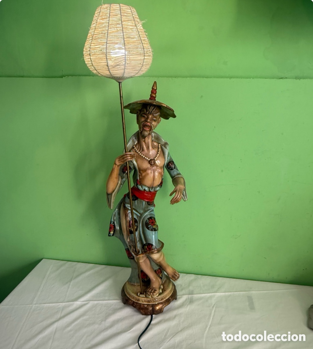 Antig&uuml;edades: L&aacute;mpara de pie con escultura oriental policromada, a&ntilde;os 50-60. 100 cm de alto.