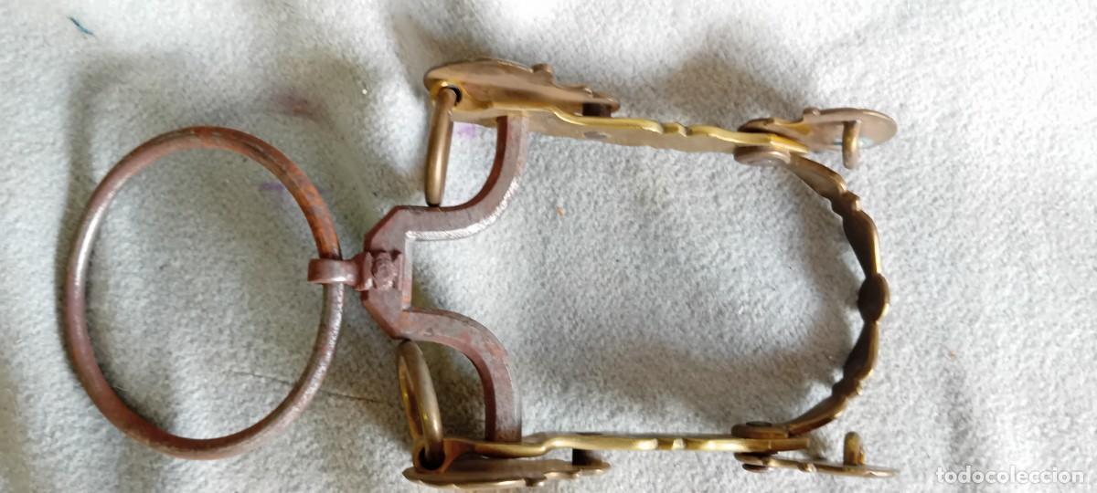 Antig&uuml;edades: Bocado de caballo en hierro y laton,con argolla.