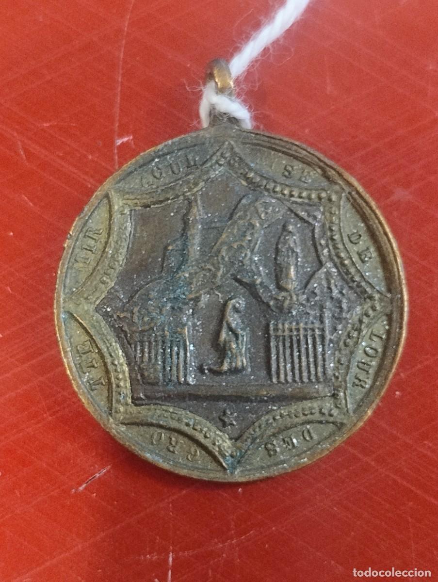 Antig&uuml;edades: Antigua medalla religiosa Virgen de Lourdes. Unos 2,50 cm de di&aacute;metro