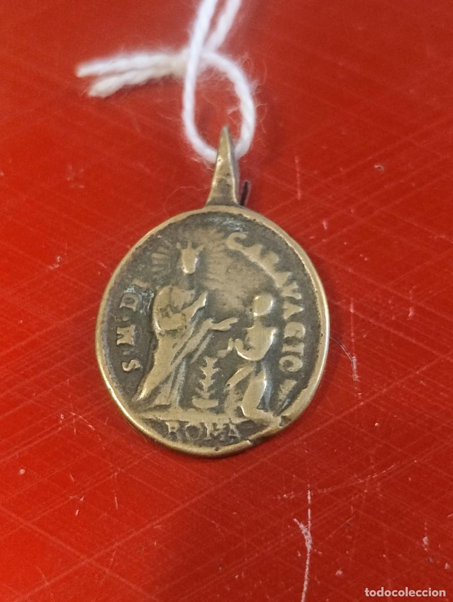 Antig&uuml;edades: Antigua medalla religiosa Santa Mar&iacute;a de Caravagio Roma y Santa Irene. Casi 2 cm