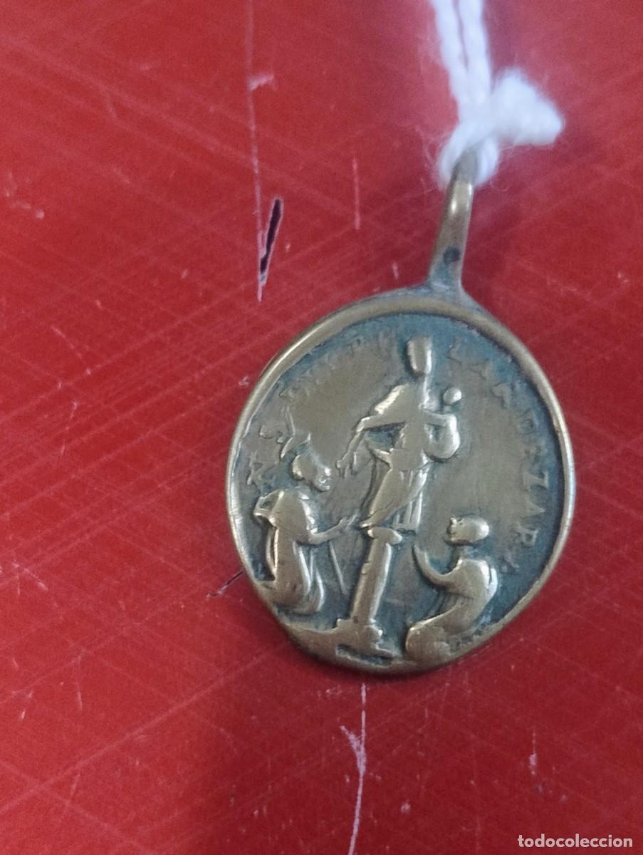 Antig&uuml;edades: Antigua medalla religiosa Corporales de Daroca. Virgen del Pilar y San Vicente Ferrer. 1.70 cm