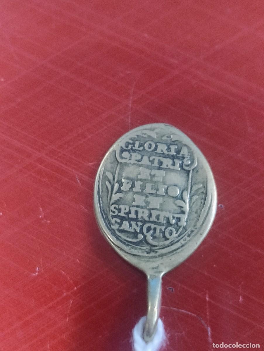 Antig&uuml;edades: Antigua medalla religiosa Sant&iacute;sima Trinidad, bendici&oacute;n . Unos 2 x 1,50 cm