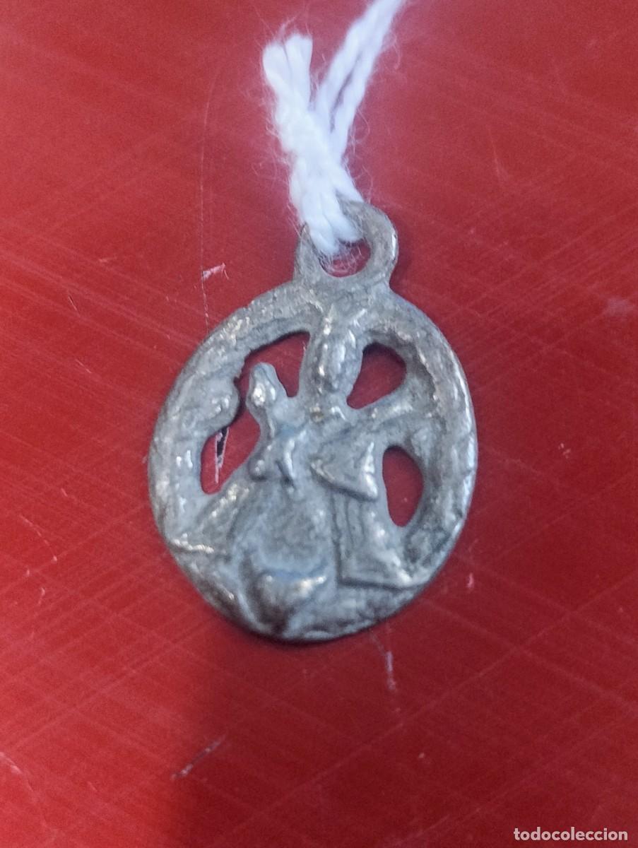 Antig&uuml;edades: Antigua medalla religiosa Virgen de Santa Mar&iacute;a de Nieva. Casi 2 cm