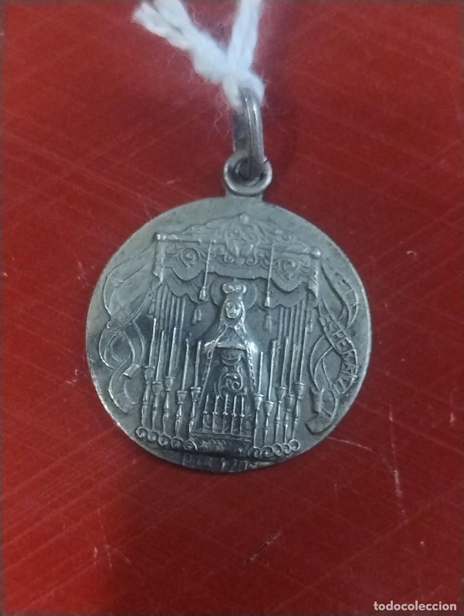 Antig&uuml;edades: Antigua medalla religiosa Nuestra Se&ntilde;ora de la Esperanza. Semana Santa. Sevilla Unos 2 cm