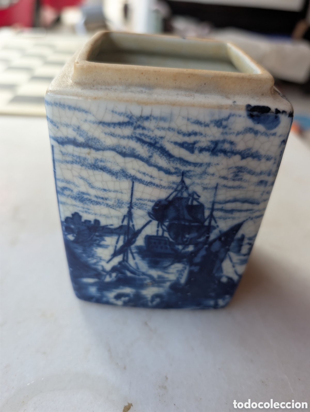 Antig&uuml;edades: Antiguo Bote Cuadrado de Loza Fina Azul y Blanca - Escena Mar&iacute;tima y Ruinas - Siglo XIXD