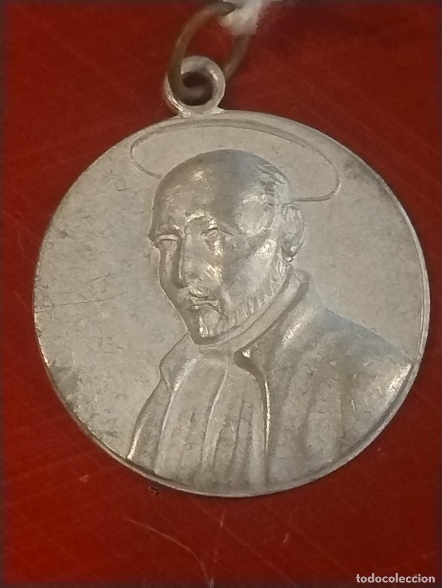 Antig&uuml;edades: Antigua medalla religiosa en aluminio o similar. San Ignacio de Loyola. Unos 2,50 cm di&aacute;metro