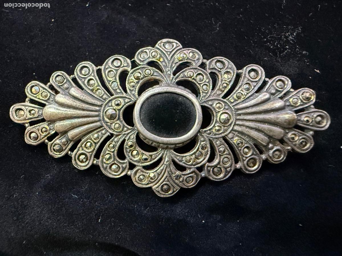 Antig&uuml;edades: ANTIGUO BROCHE DE PLATA CONTRASTADA Y PIEDRA CENTRAL - MEDIDA 6X3 CM