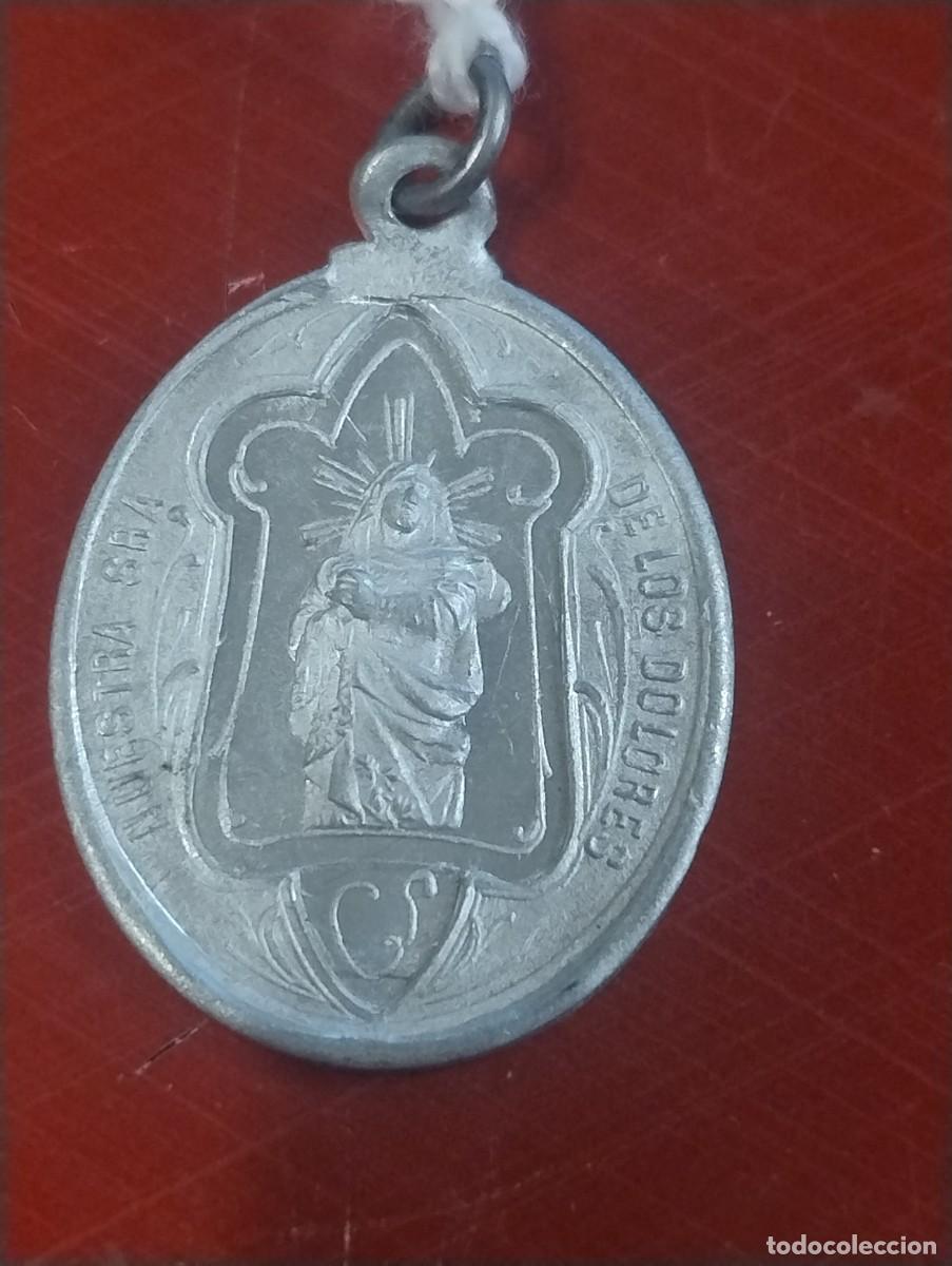 Antig&uuml;edades: Antigua medalla religiosa en aluminio o similar Nuestra Se&ntilde;ora de los Dolores y el Sagrado Coraz&oacute;n 3