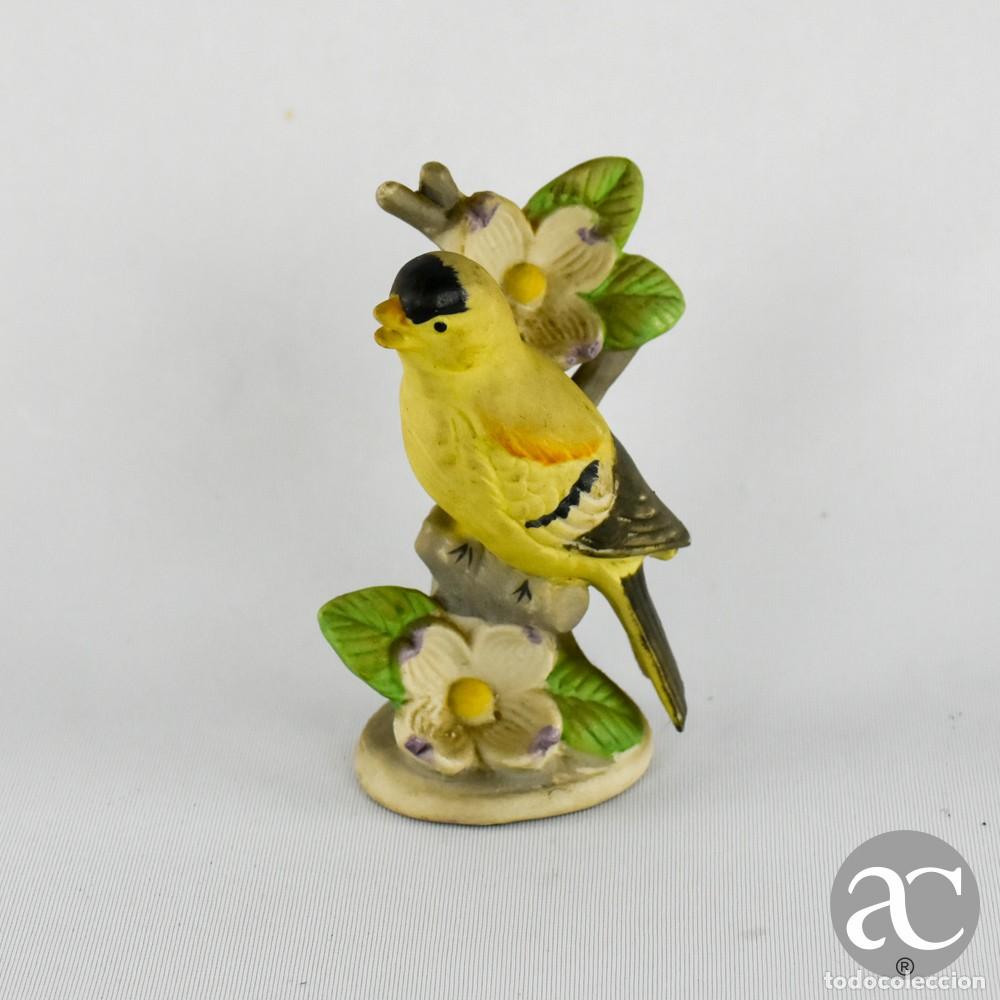 Antig&uuml;edades: Figura de pintassilgo em biscuit, meados do s&eacute;c. XX