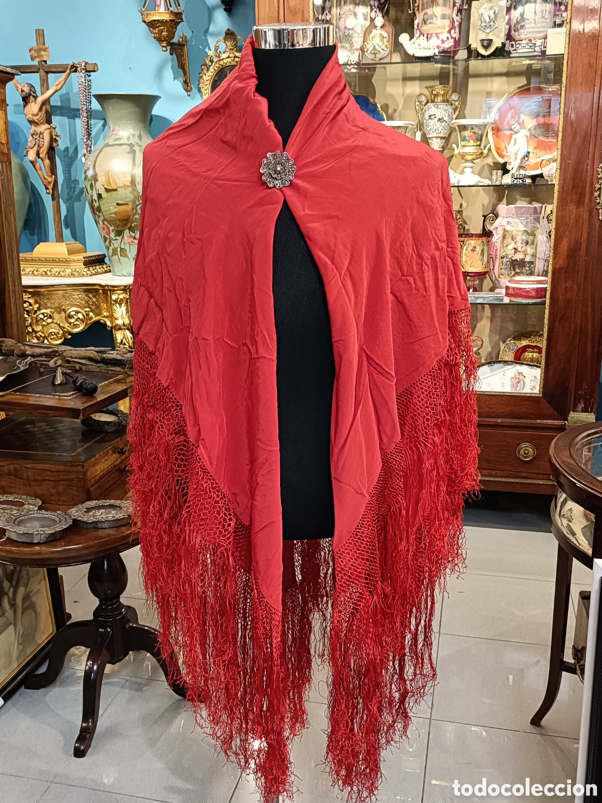 Antig&uuml;edades: ANTIGUO MANT&Oacute;N DE MANILA ELABORADO EN SEDA COLOR ROJO. 125x125CM SIN FLECOS. 25CM FLECOS