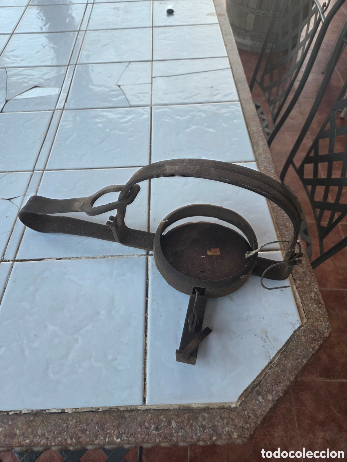 Antig&uuml;edades: Antiguo cepo de hierro forjado. Trampa de caza antigua de colecci&oacute;n. R&uacute;stico