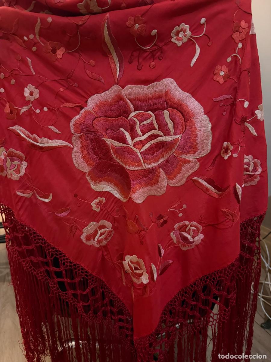 Antig&uuml;edades: ANTIGUO MANT&Oacute;N ROJO DE MANILA CHINO EN SEDA BORDADO A MANO AVE FLORES ROSAS
