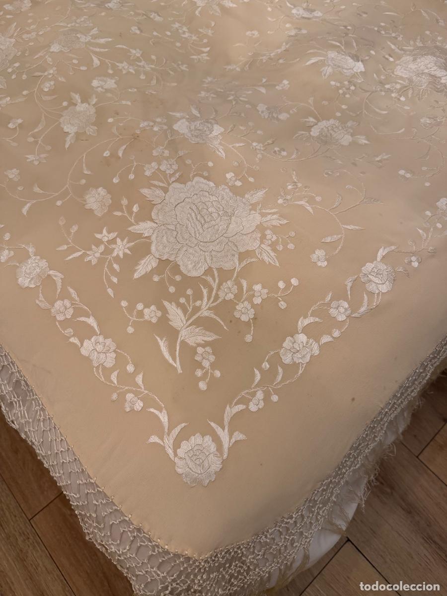 Antig&uuml;edades: ANTIGUO MANT&Oacute;N DE MANILA CHINO EN SEDA COLOR CREMA BORDADO CON FLORES Y ROSAS
