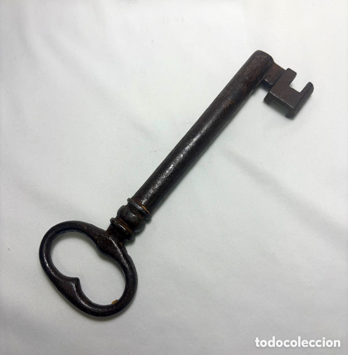 Antig&uuml;edades: Llave antigua de hierro forjado. 16cm