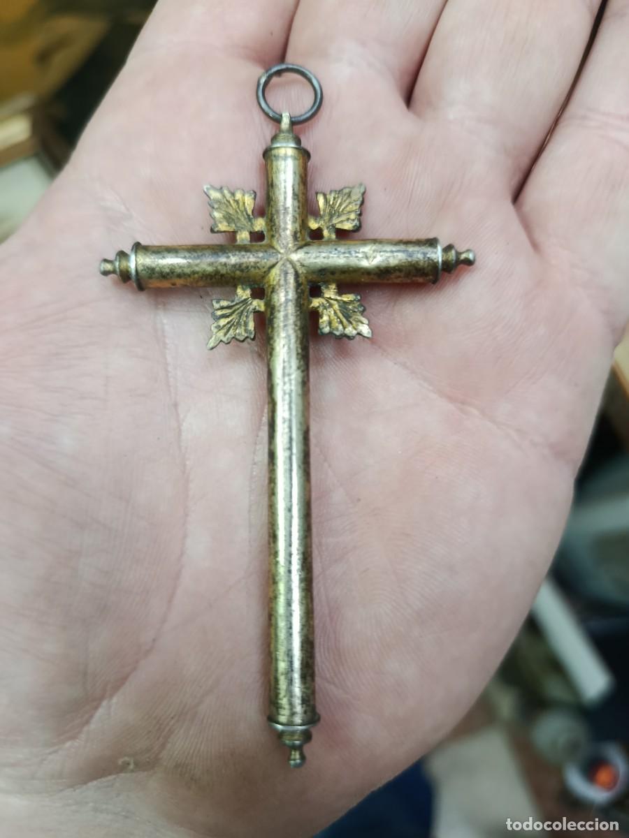Antig&uuml;edades: Preciosa cruz pectoral Isabelina de metal dorado, siglo XIX