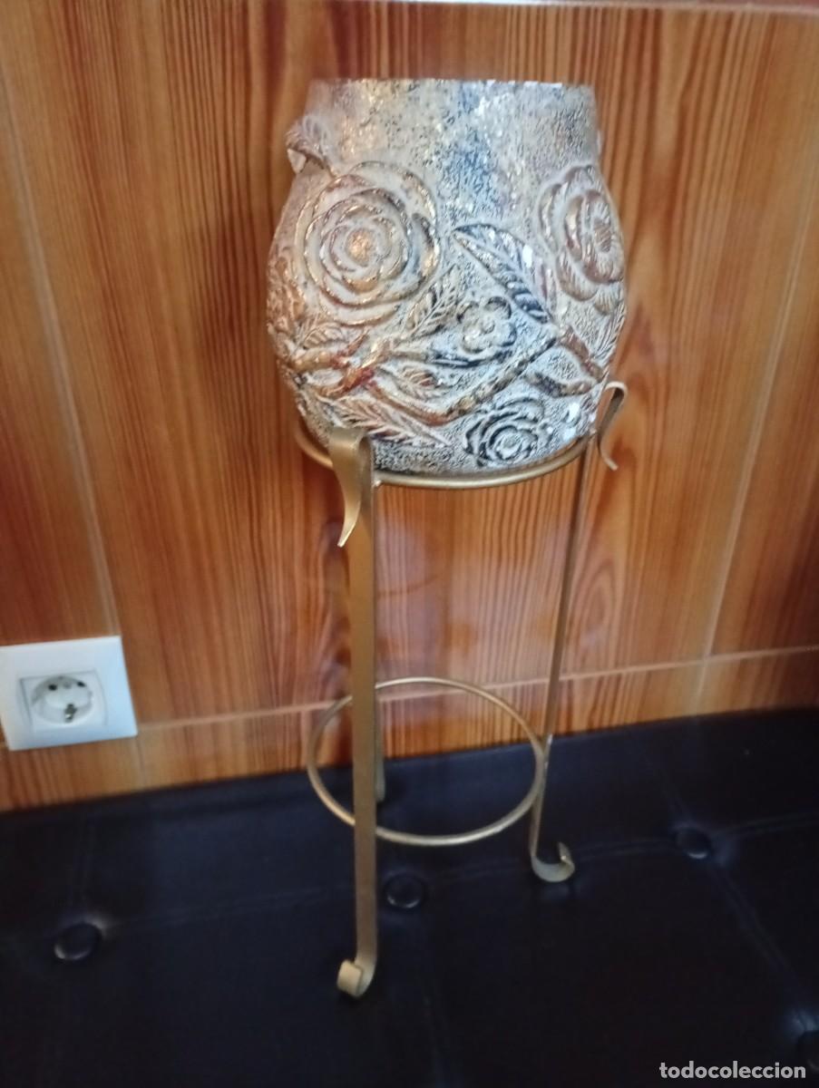 Antig&uuml;edades: bonita maceta con soporte color dorado