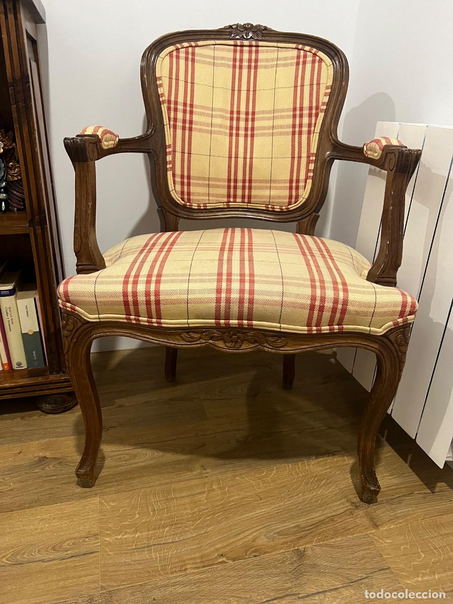 Antig&uuml;edades: Sill&oacute;n Luis xv estampado a cuadros rojos sobre fondo beige