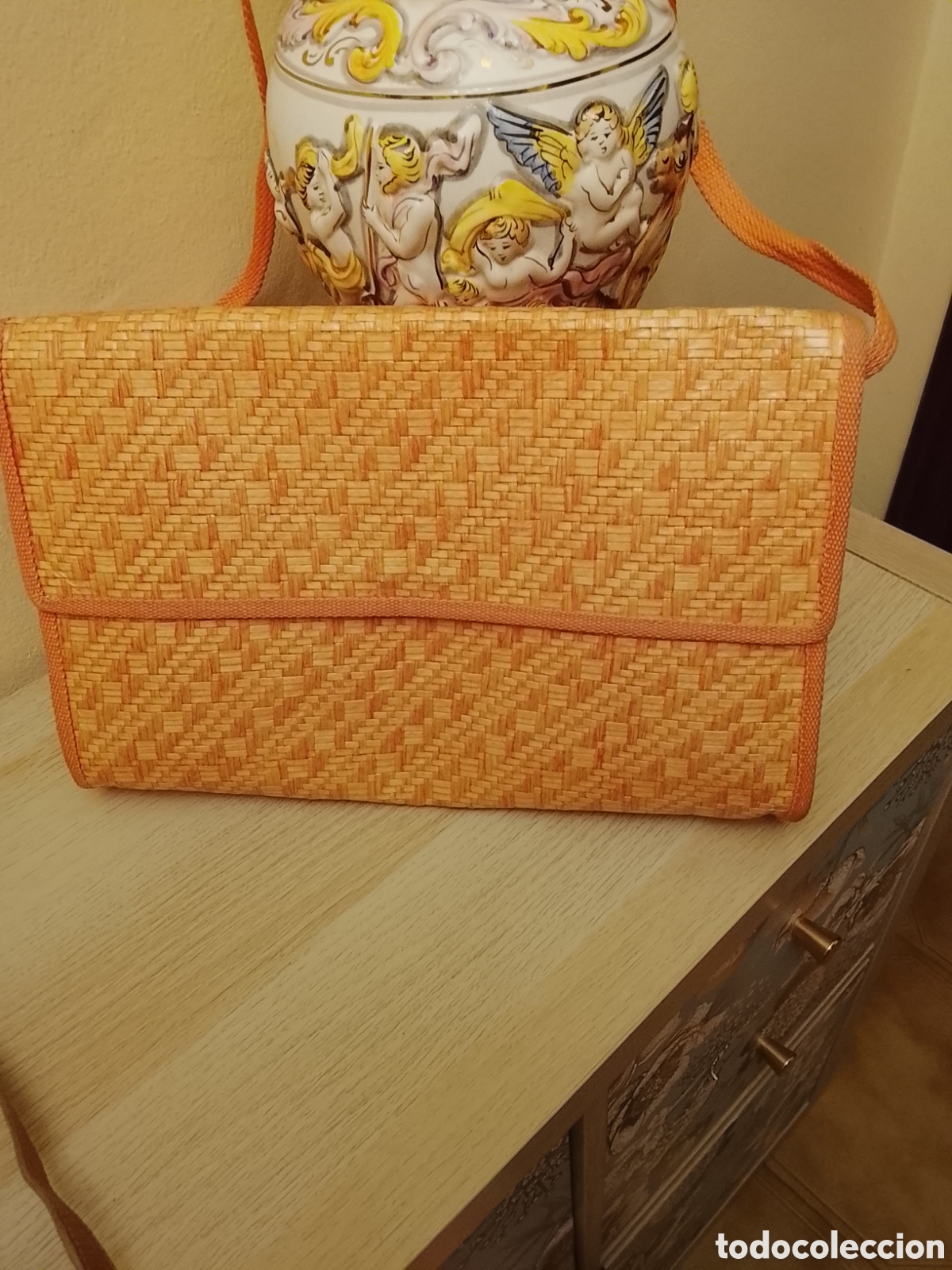 Antig&uuml;edades: Antiguo bolso de paja trenzada ,y de color salm&oacute;n .Made in Italy.Mide 37x25 cent.Ver fotos y descrip