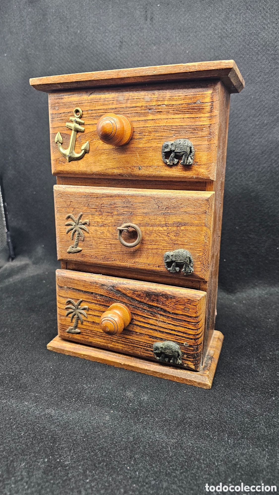 Antig&uuml;edades: peque&ntilde;o joyero de madera de tres cajones decorado
