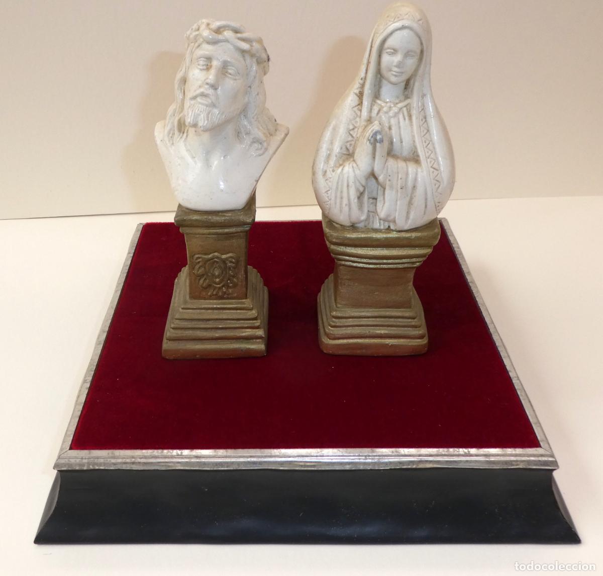 Antig&uuml;edades: Peana Base para figuras o cer&aacute;micas con base de terciopelo rojo , la base mide 21,5X21,5 cm