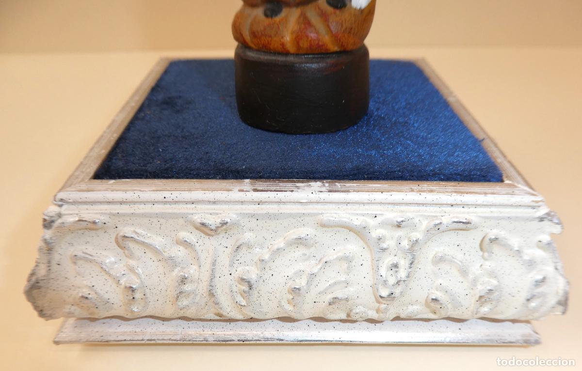 Antig&uuml;edades: Peana Base para figuras o cer&aacute;micas con base de terciopelo azul , la base mide 9,5X9,5 cm