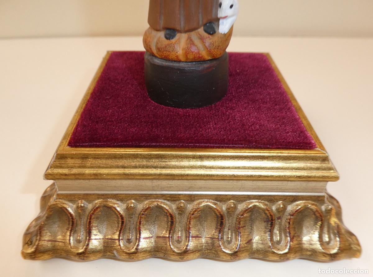 Antig&uuml;edades: Peana Base para figuras o cer&aacute;micas con base de terciopelo rojo , la base mide 9X9 cm