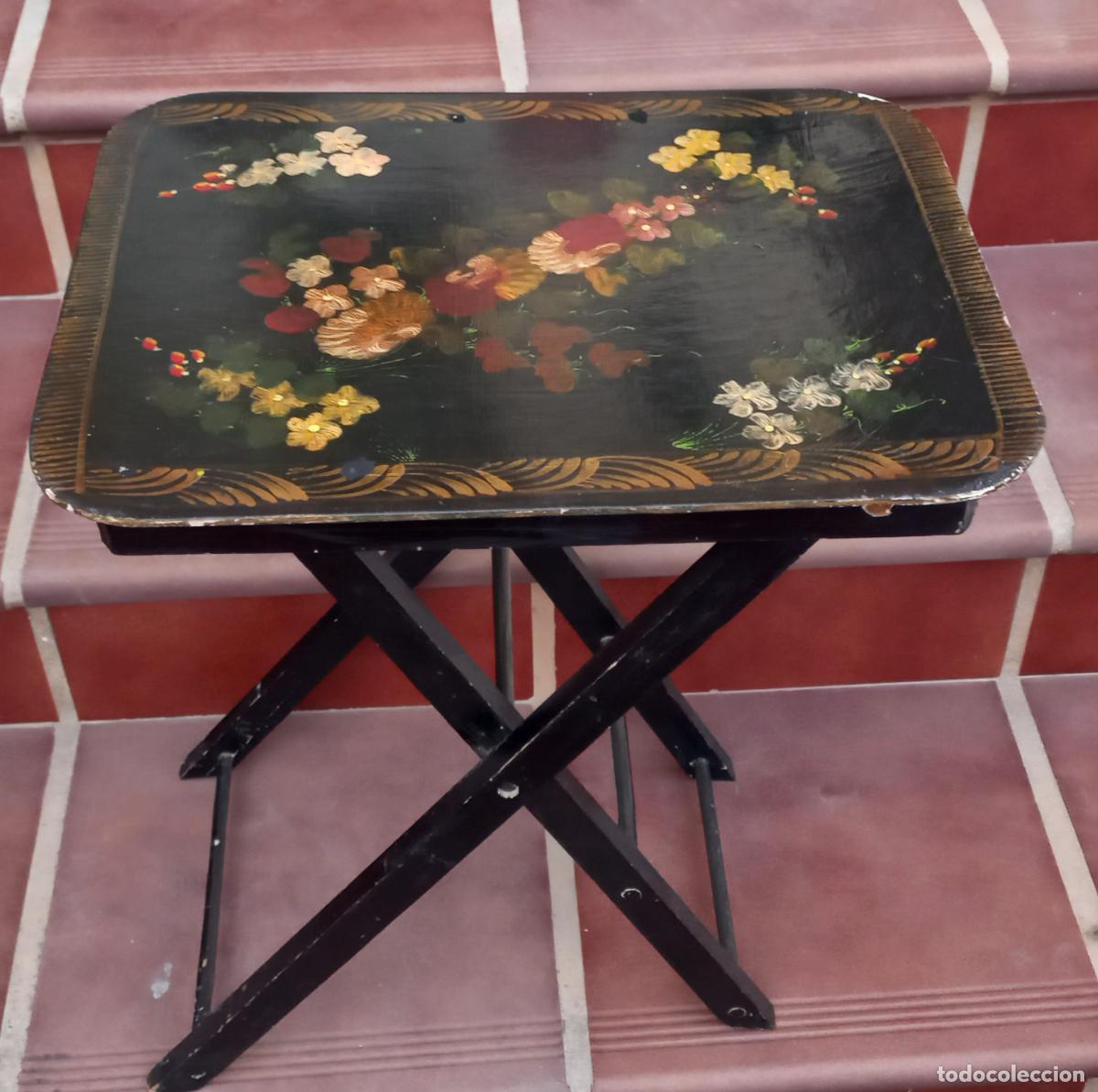 Antig&uuml;edades: Mesa auxiliar plegable en madera lacada pintada con motivos florales
