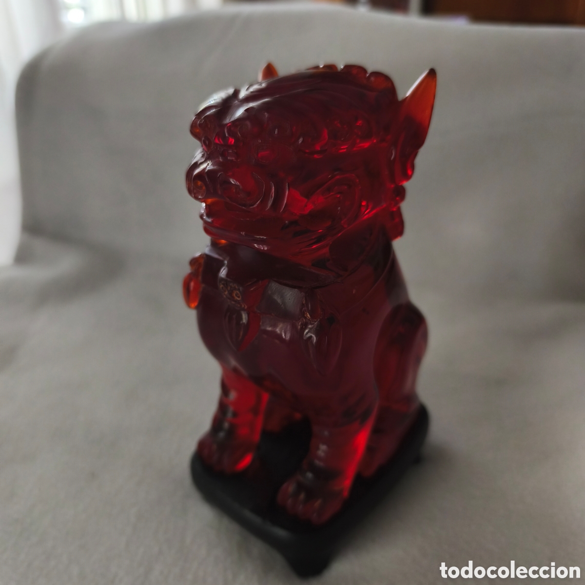 Antig&uuml;edades: Figura Foo o le&oacute;n chino en resina tallada rojo traslucido