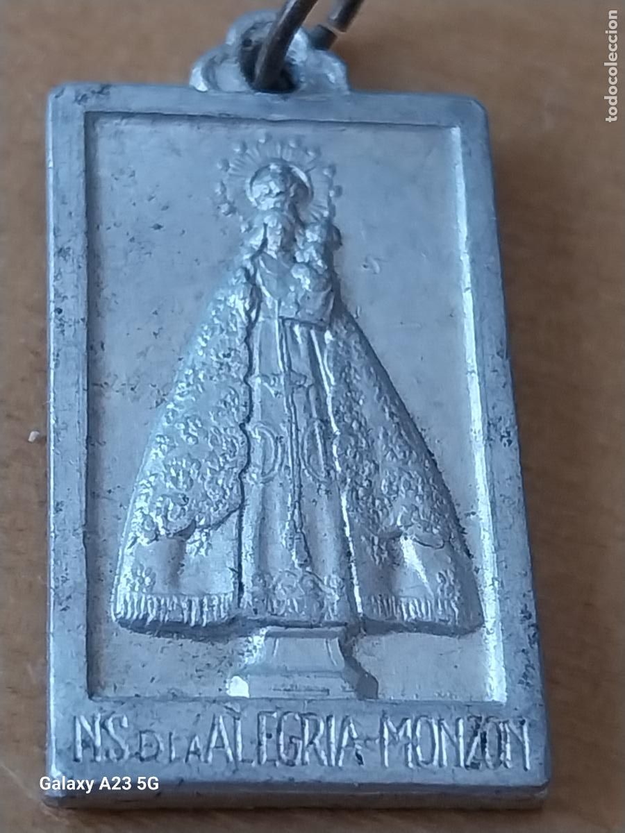Antig&uuml;edades: MONZON VIRGEN DE LA ALEGRIA SAGRADO CORAZON MEDALLA RELIEVE PRECIOSA 2.68CMS ALTO