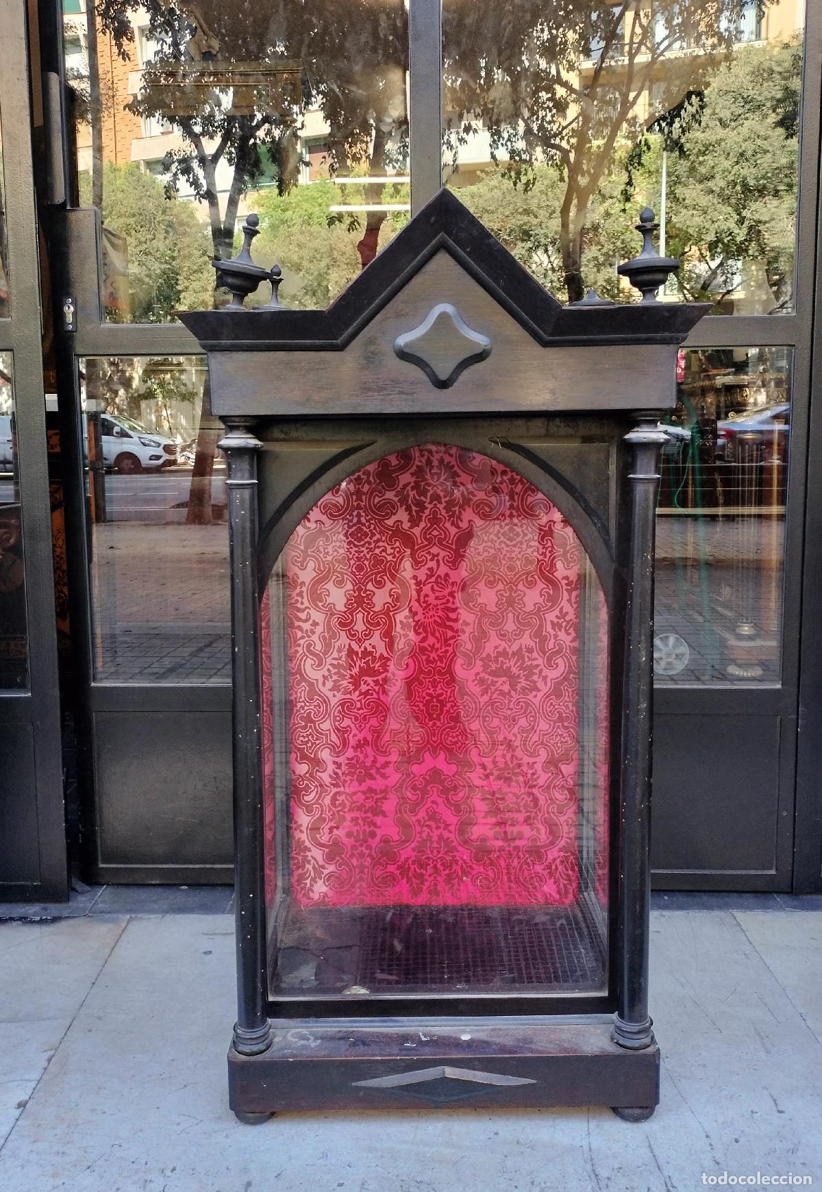 Antig&uuml;edades: ANTIGUA CAPILLA PARA SANTO DE ESTILO ISABELINO. MADERA. ESPA&Ntilde;A. SIGLO XIX.