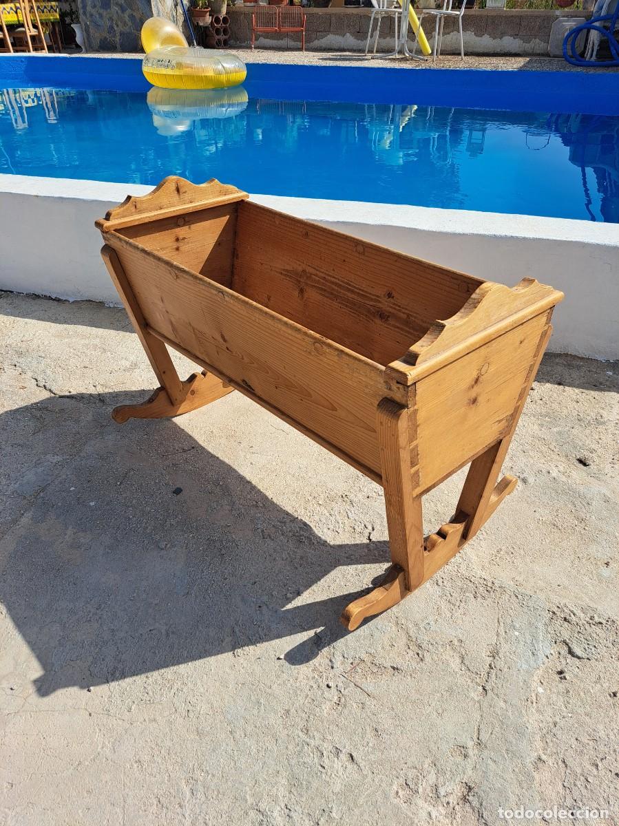 Antig&uuml;edades: Antigua cuna mecedora de madera siglo XIX/XX. Ideal rodajes y exposiciones.