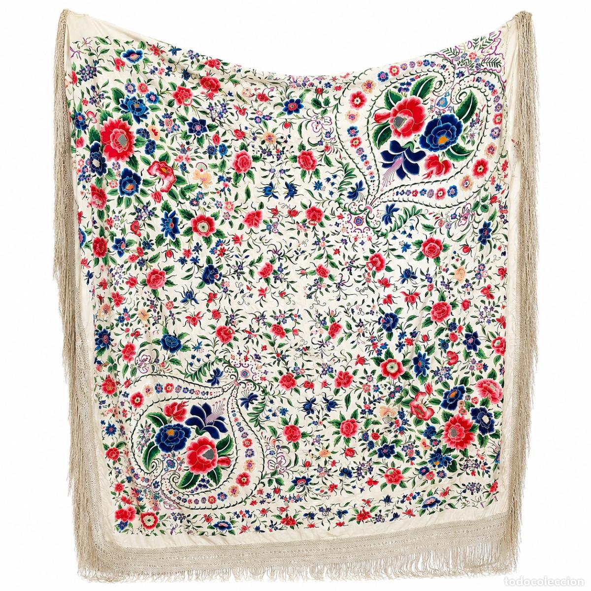 Antig&uuml;edades: MANT&Oacute;N DE MANILA COLOR CREMA DE SEDA BORDADO A MANO. MEDIADOS S.XX