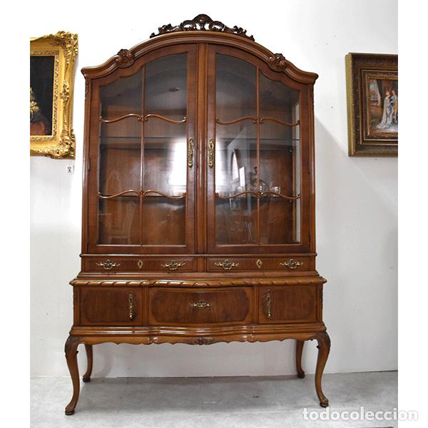 Antiquit&eacute;s: Vitrina clasica de nogal estilo Luis XV