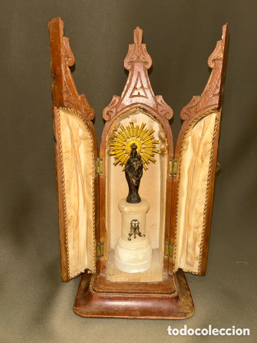 Antig&uuml;edades: CAPILLA DE VIAJE NEOGOTICA EN MADERA, VIRGEN EN PLATA Y PEANA DE M&Aacute;RMOL *VER FOTOS*