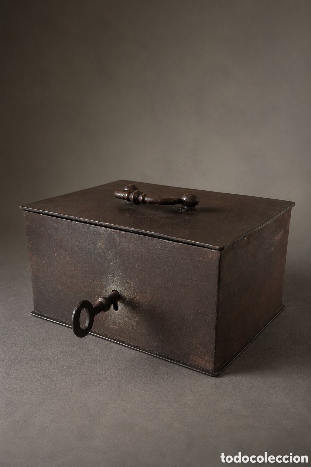 Antig&uuml;edades: Caja de caudales antigua de metal con llave &ndash; Vintage