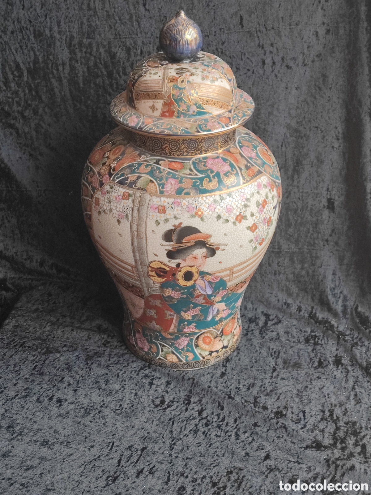 Antig&uuml;edades: Jarr&oacute;n con tapa oriental en porcelana policromada pintado a mano con cu&ntilde;&oacute; a bajo gran tama&ntilde;o
