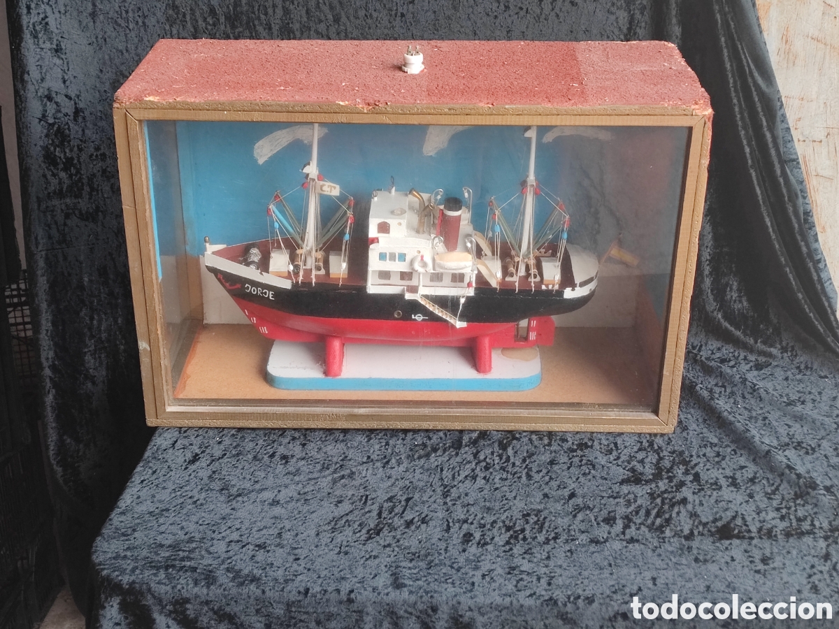 Antig&uuml;edades: PRECIOSA MAQUETA ANTIGUO BARCO de madera con su caja de cristal y madera