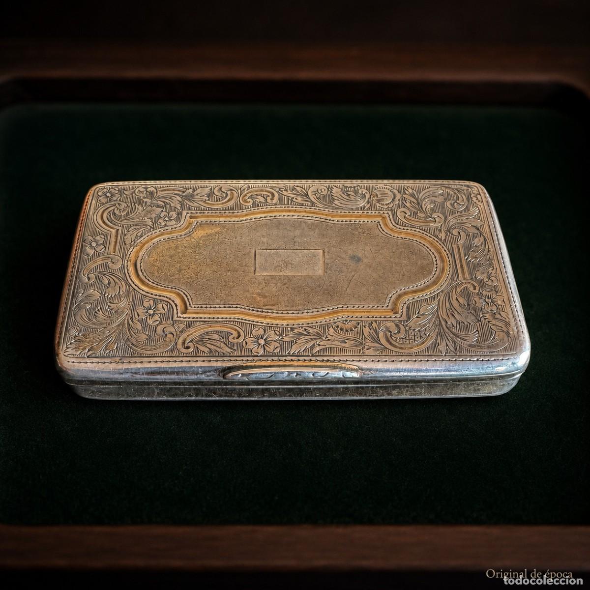 Antig&uuml;edades: (PIT-260900)Antigua pitillera o pastillero de plata grabada con decoraci&oacute;n floral e interior dorado