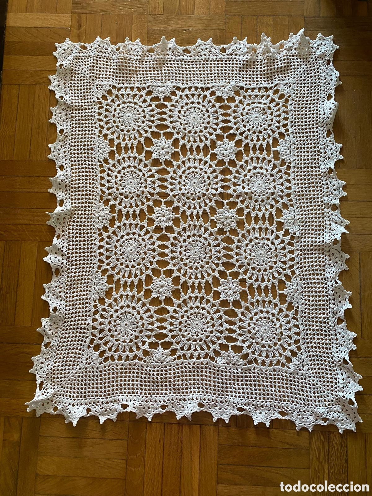 Antig&uuml;edades: Lote de 9 manteles peque&ntilde;os de crochet o ganchillo. Diferentes motivos geom&eacute;tricos.