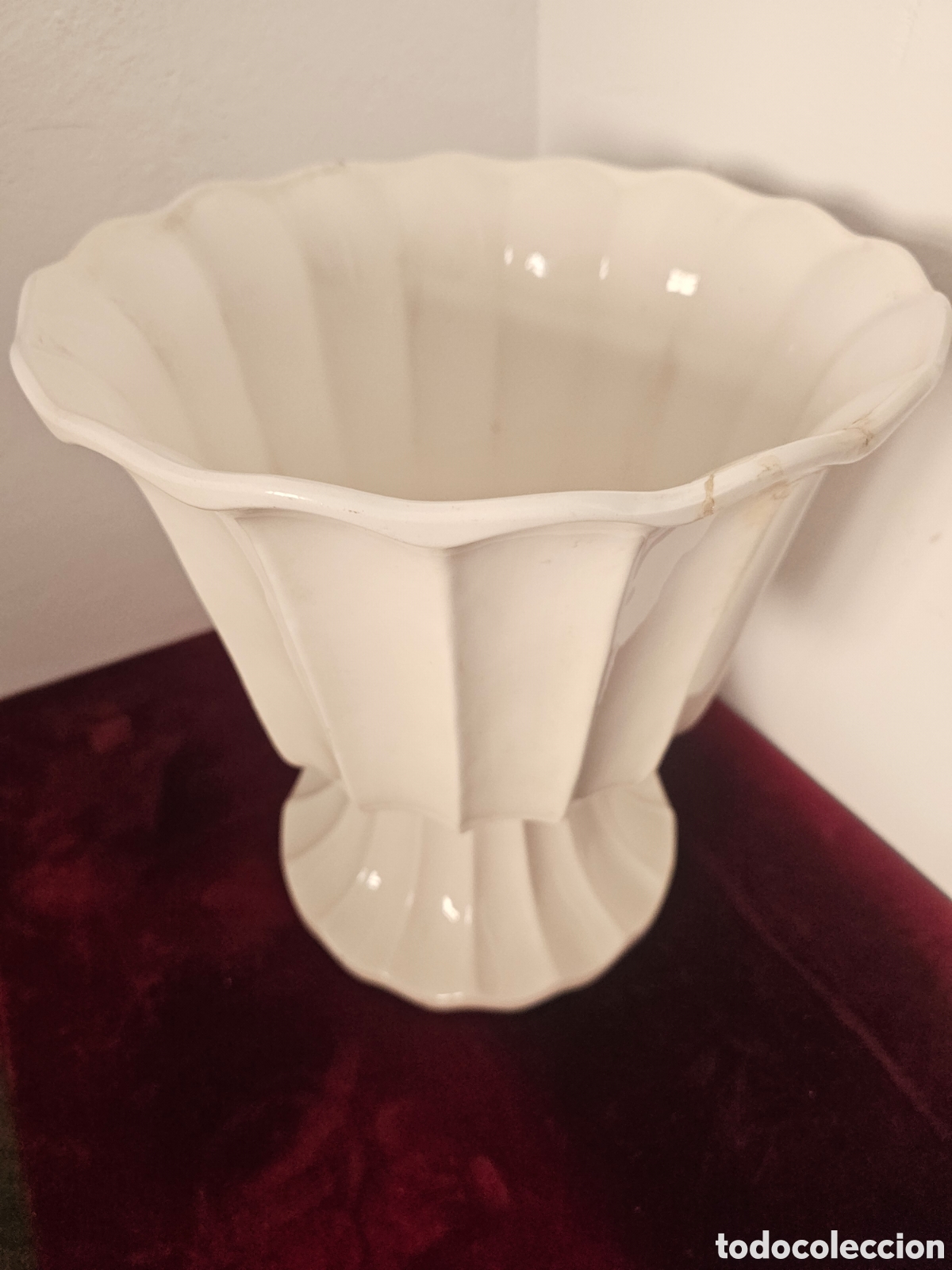 Antig&uuml;edades: Antiguo Macetero / Cop&oacute;n de Cer&aacute;mica Blanca Acanalada (S. XX) - 30 cm