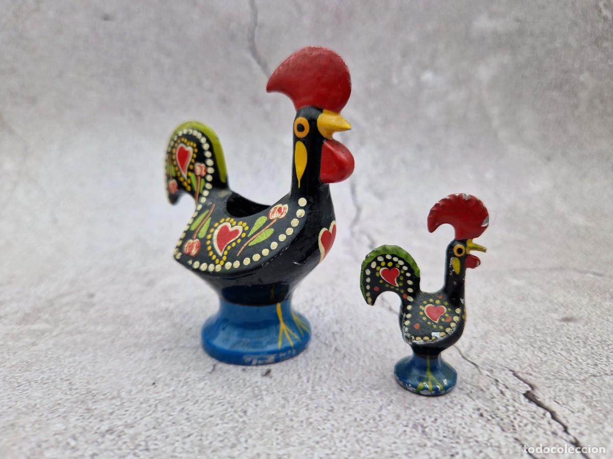 Antig&uuml;edades: Figuritas antiguas de aluminio con forma de gallo, pintadas a mano: decoraci&oacute;n art&iacute;stica popular por
