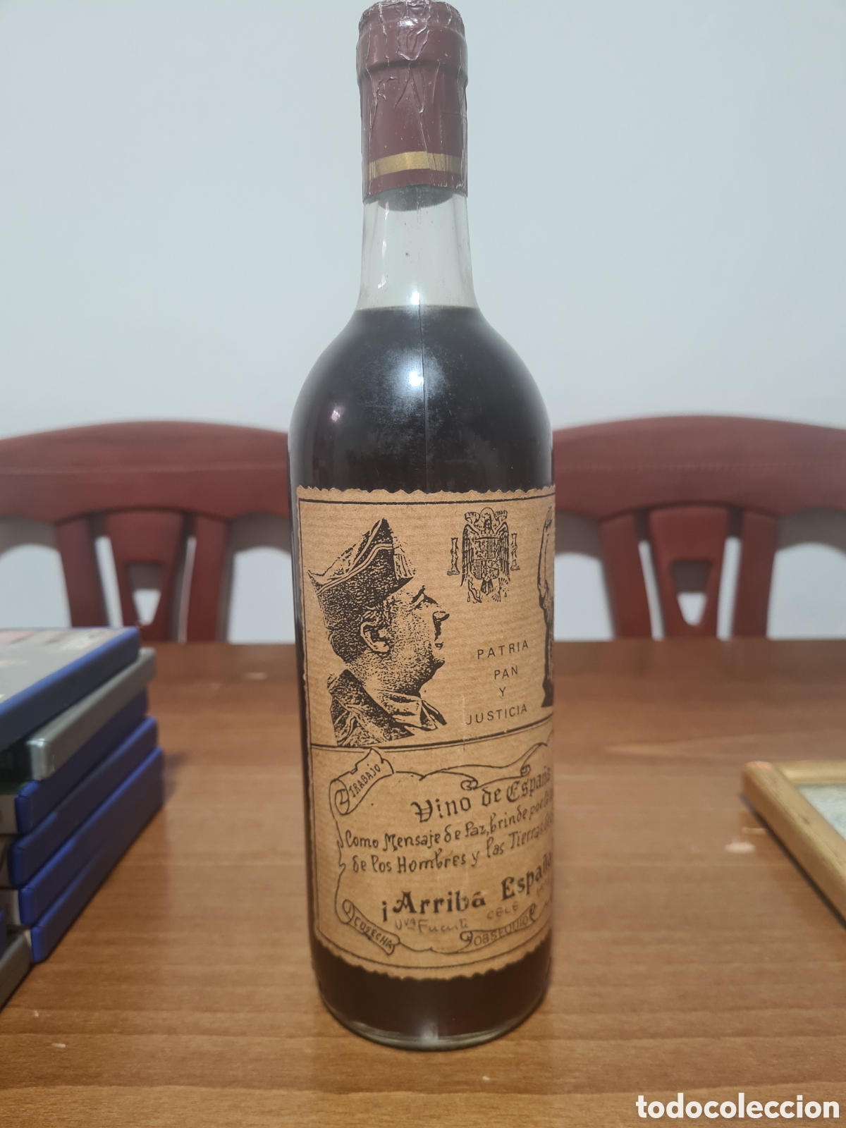 Antig&uuml;edades: T&iacute;tulo: Botella antigua de vino &laquo;Arriba Espa&ntilde;a&raquo; &ndash; &Eacute;poca franquista