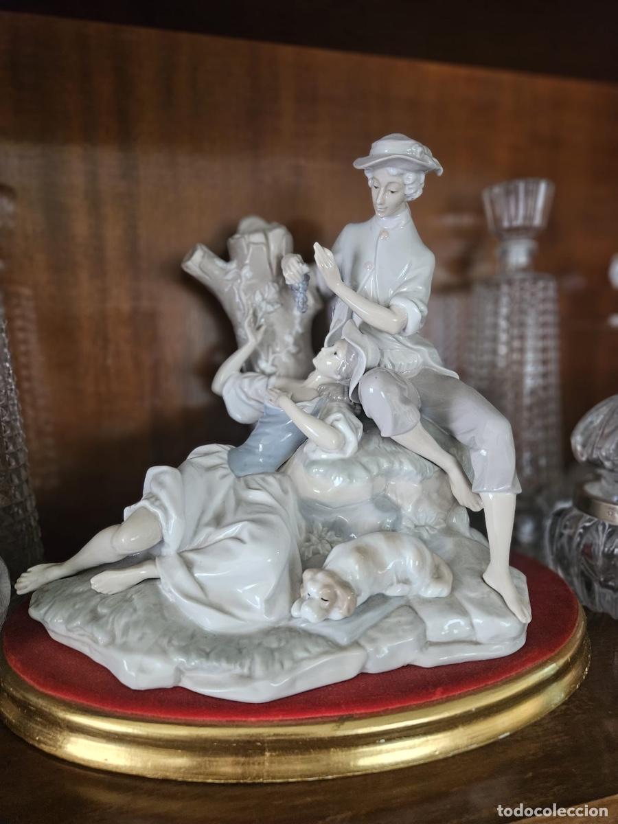 Antig&uuml;edades: Figura decorativa de porcelana esmaltada &ndash; Escena campestre con joven, ni&ntilde;o y perro